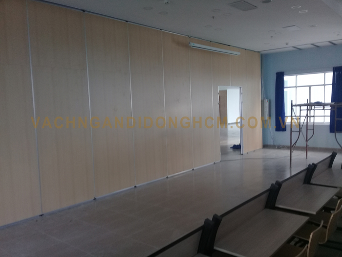 Thi công vách ngăn di động trường Đại Học Nguyễn Tất Thành